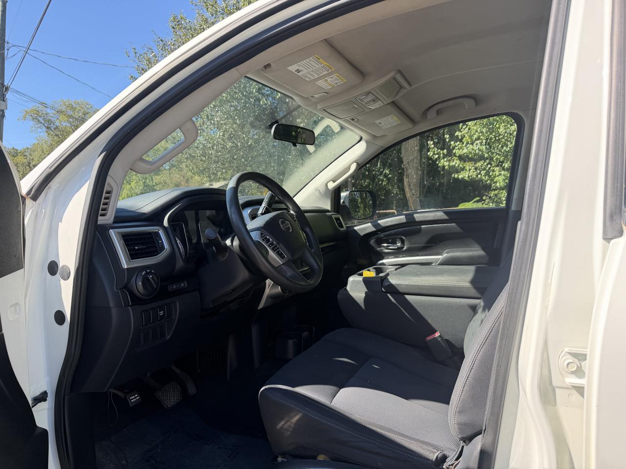 Nissan Titan Platinum Reserve Crew Cab 4WD 2017