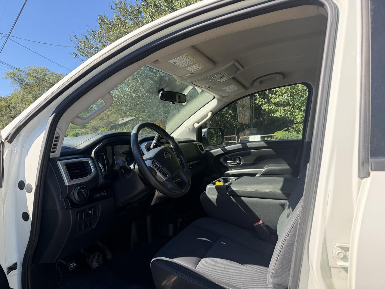 Nissan Titan Platinum Reserve Crew Cab 4WD 2017