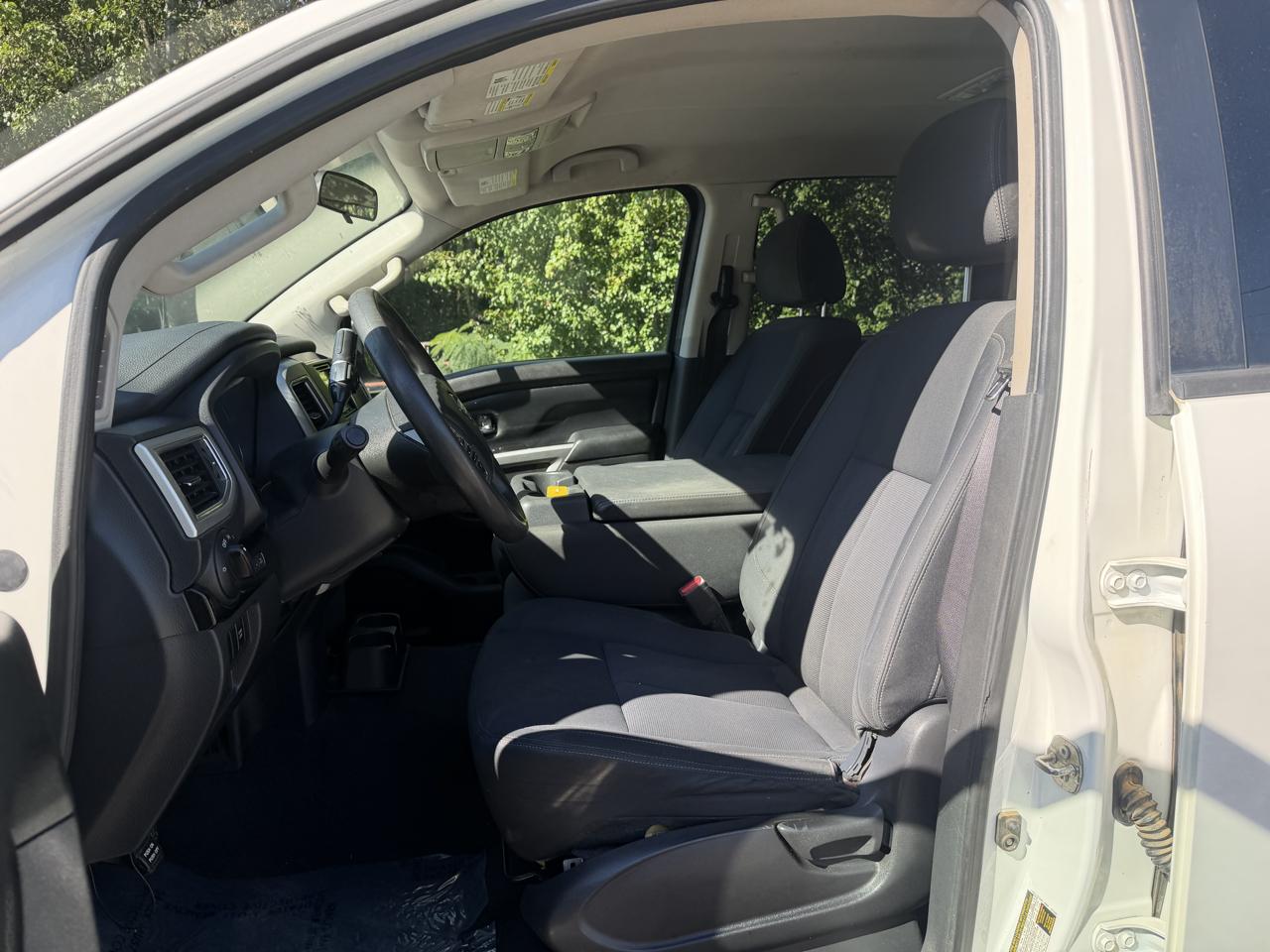 Nissan Titan Platinum Reserve Crew Cab 4WD 2017