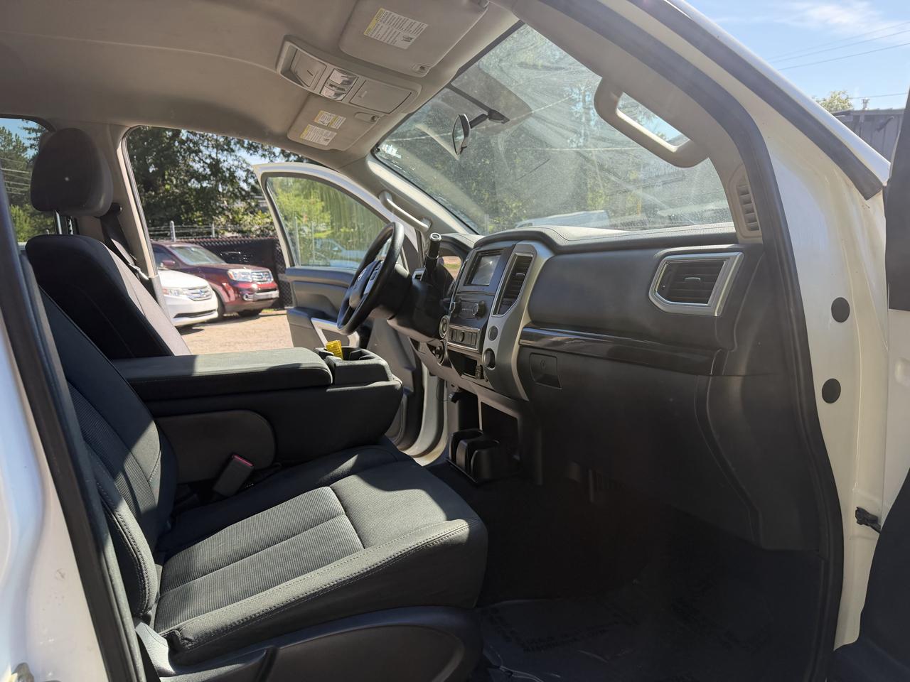 Nissan Titan Platinum Reserve Crew Cab 4WD 2017