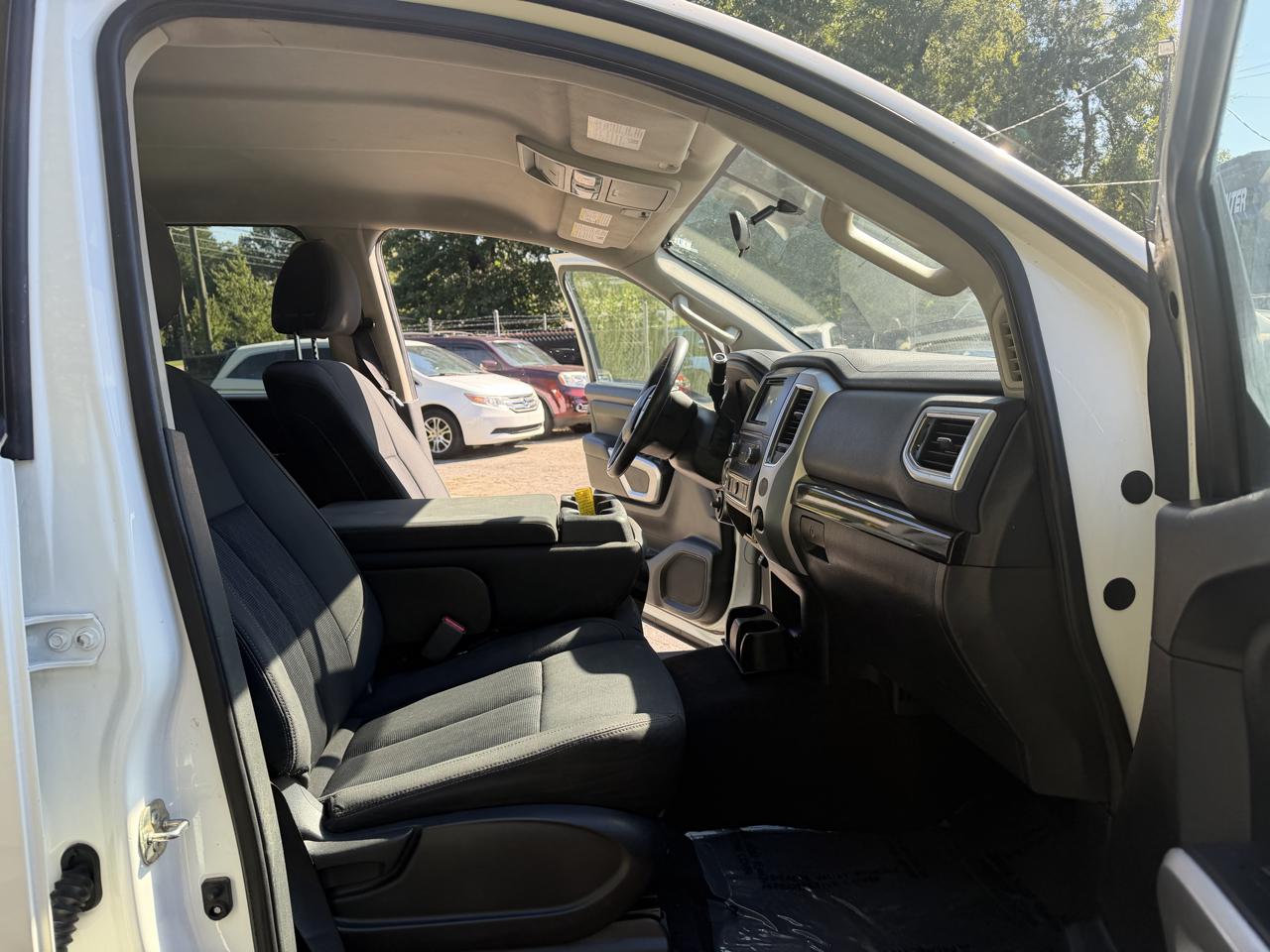 Nissan Titan Platinum Reserve Crew Cab 4WD 2017