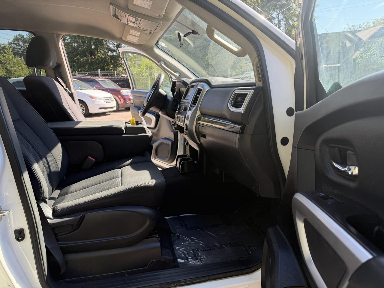 Nissan Titan Platinum Reserve Crew Cab 4WD 2017