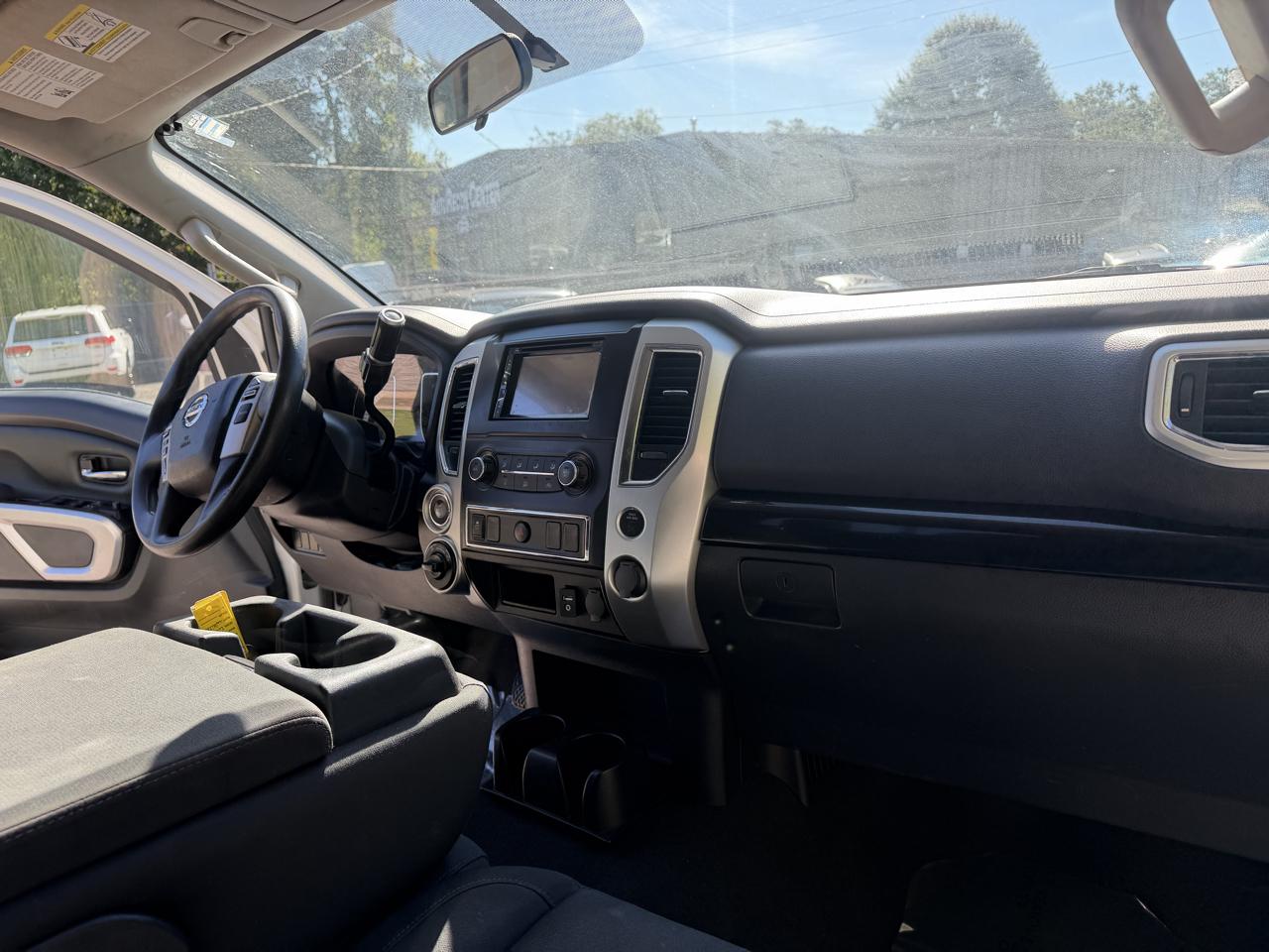 Nissan Titan Platinum Reserve Crew Cab 4WD 2017