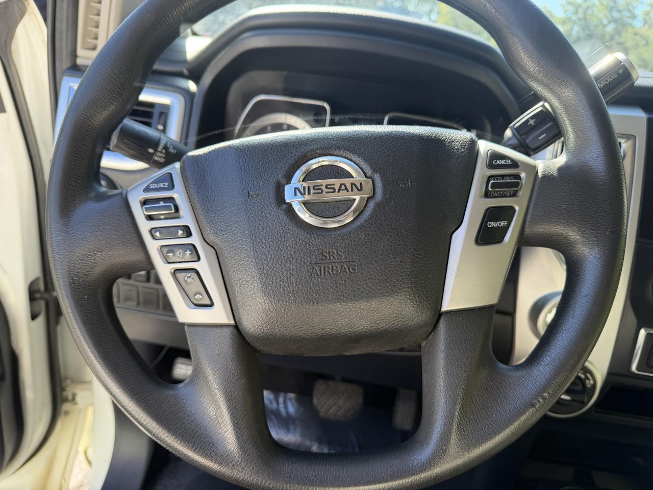 Nissan Titan Platinum Reserve Crew Cab 4WD 2017