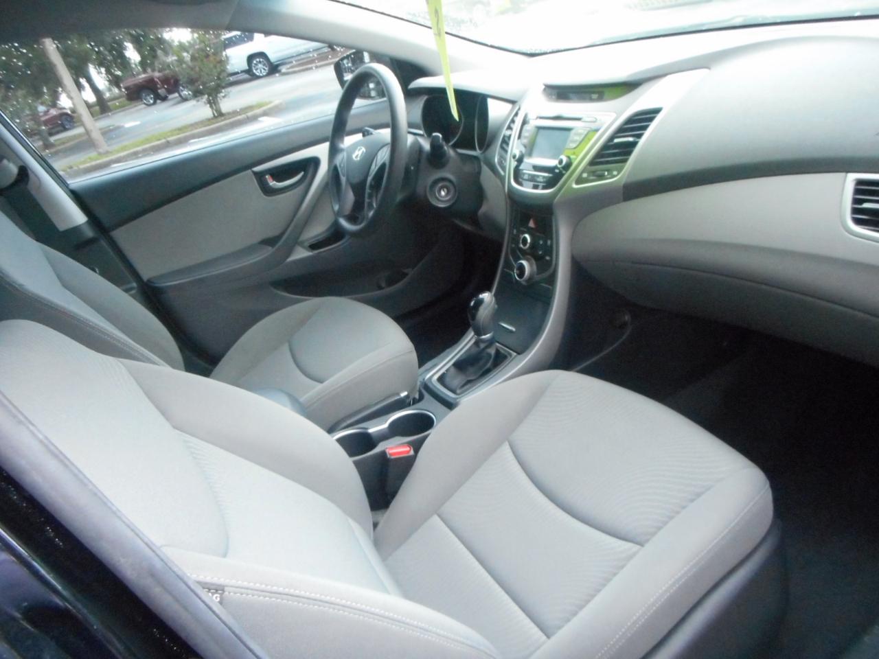 Hyundai Elantra SE 6AT 2015
