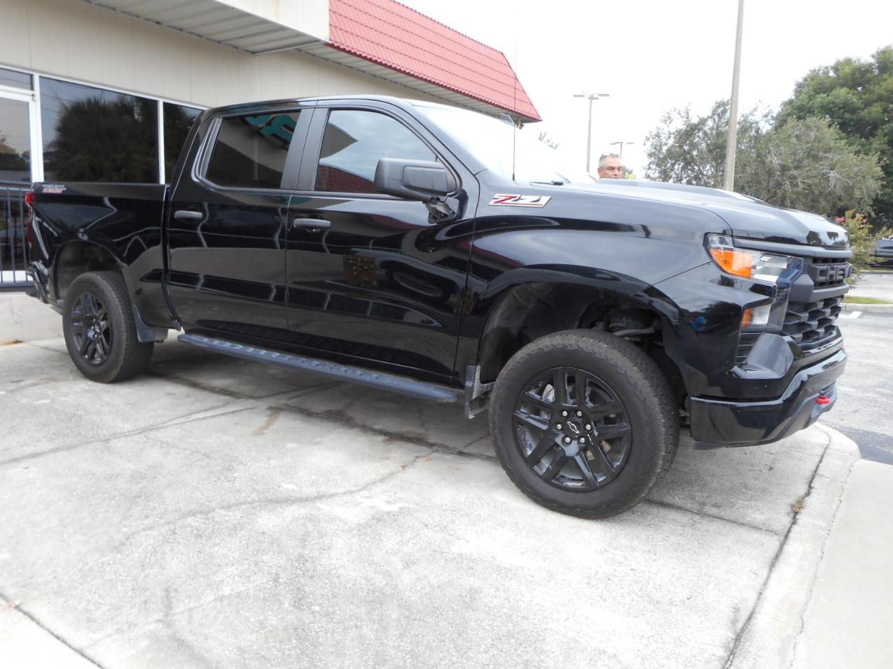 Chevrolet Silverado 1500 Trail Boss Custom Crew Cab 4WD 2023
