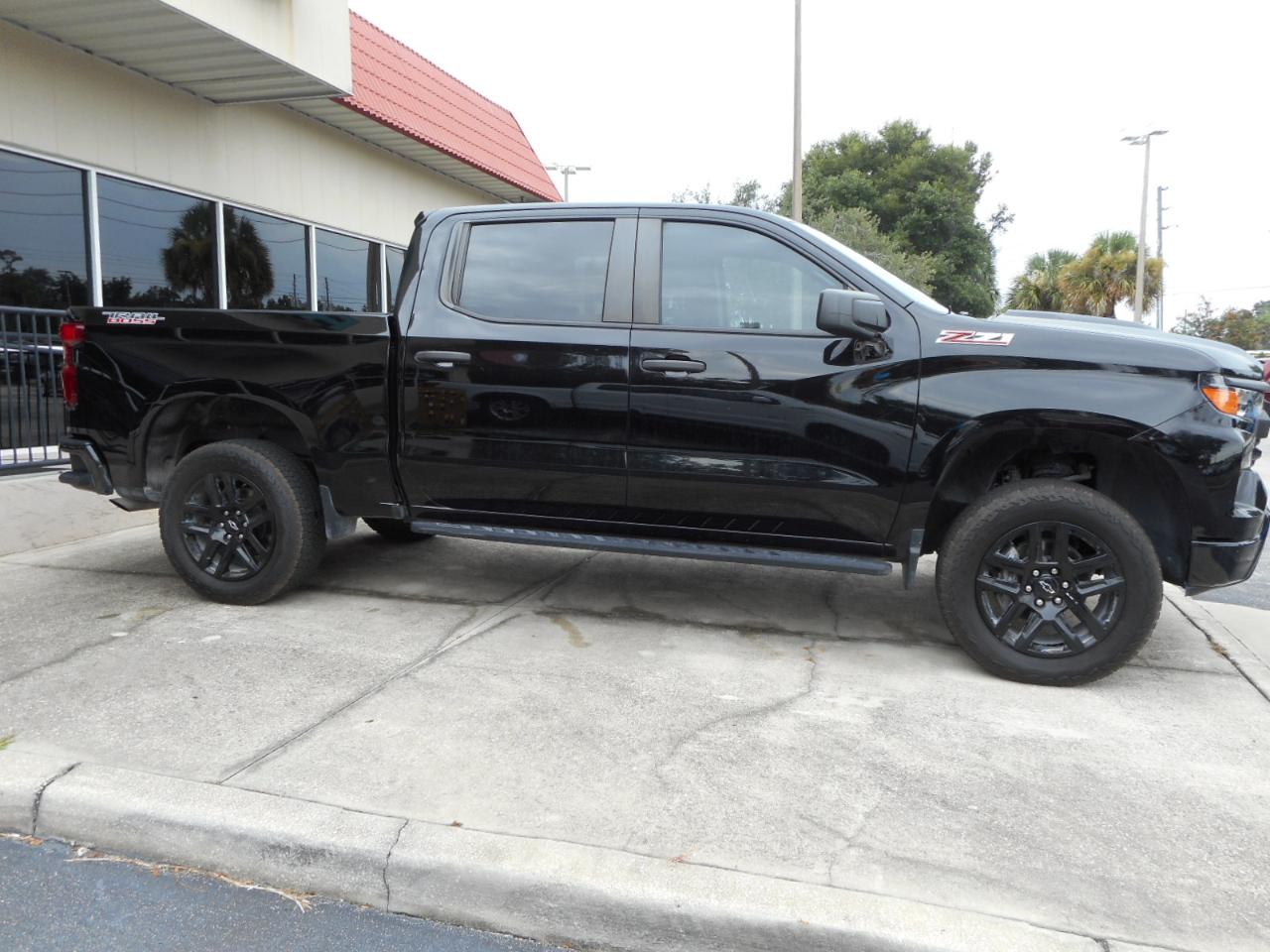 Chevrolet Silverado 1500 Trail Boss Custom Crew Cab 4WD 2023