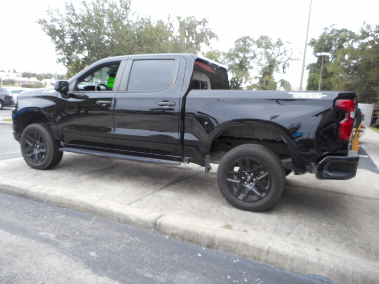 Chevrolet Silverado 1500 Trail Boss Custom Crew Cab 4WD 2023