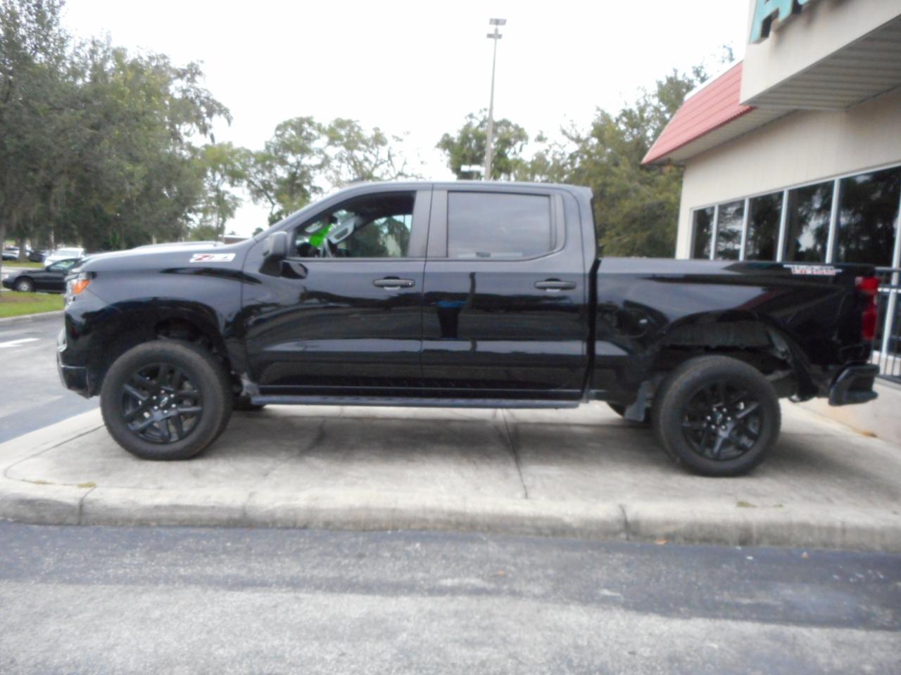 Chevrolet Silverado 1500 Trail Boss Custom Crew Cab 4WD 2023