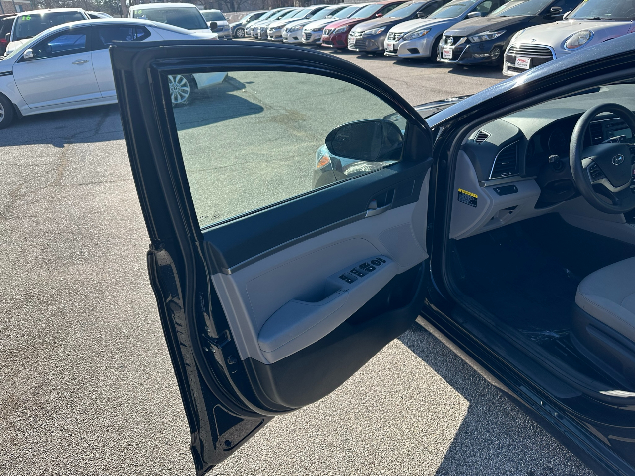 Hyundai Elantra SE 6AT 2018 Hyundai Elantra SE 6AT 2018