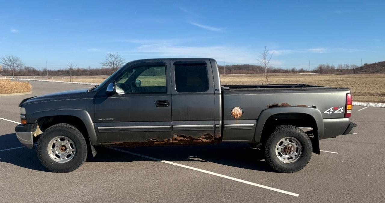 Chevrolet Silverado 2500 HD 4dr Ext Cab 143.5" WB C6P 4WD LS 2000