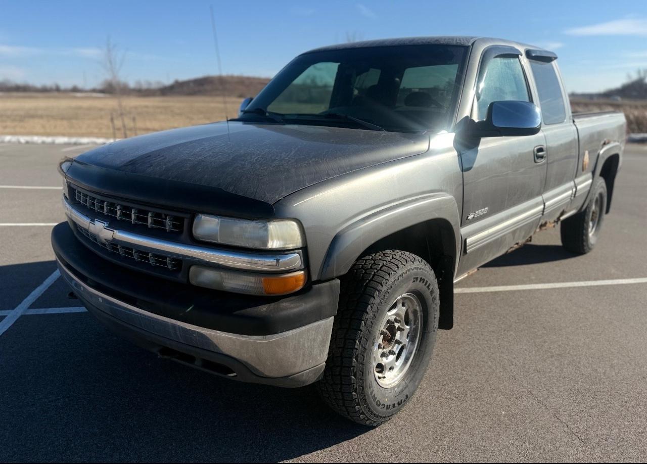 Chevrolet Silverado 2500 HD 4dr Ext Cab 143.5" WB C6P 4WD LS 2000