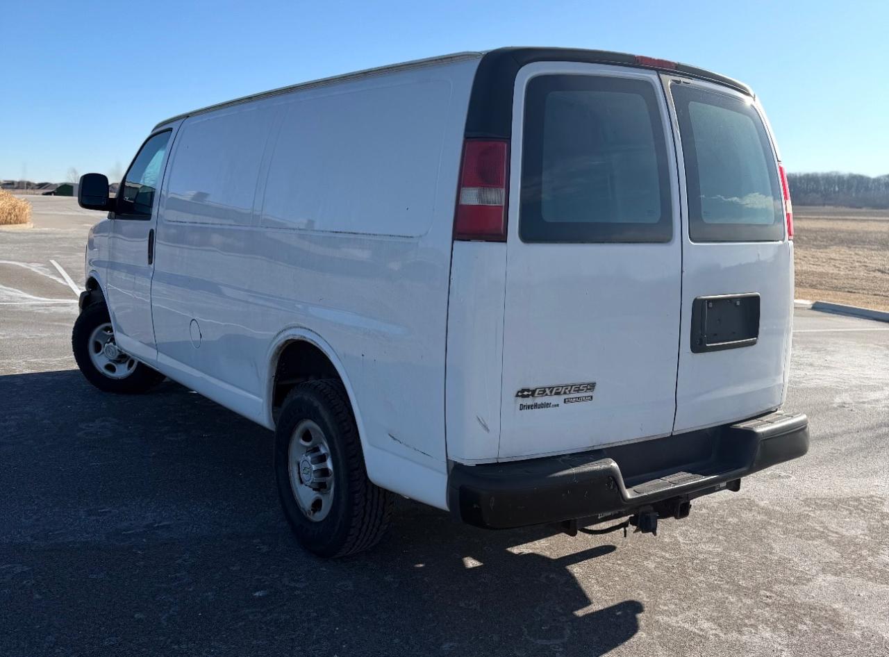 Chevrolet Express Cargo Van RWD 3500 135" 2011