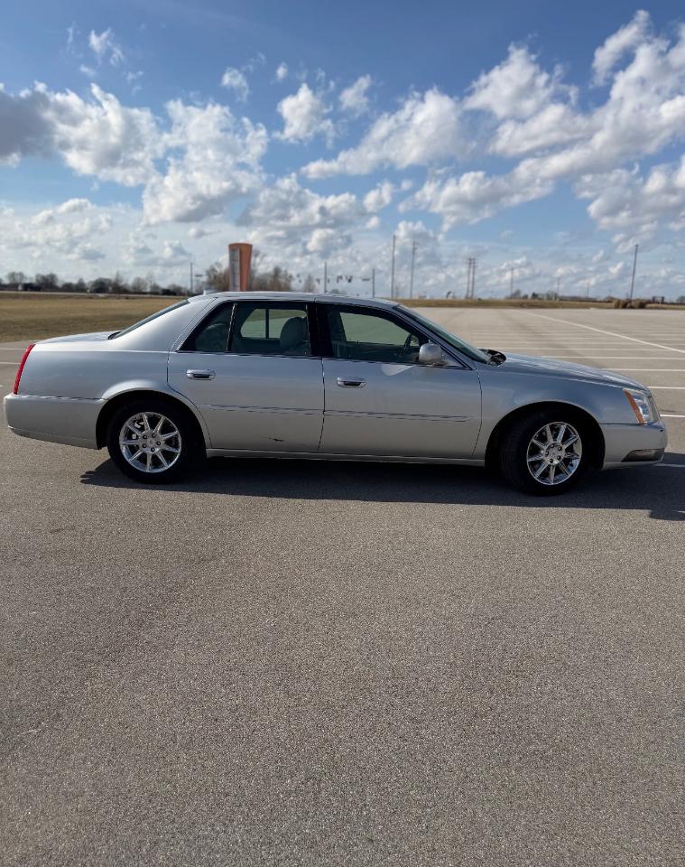 Cadillac DTS 4dr Sdn Luxury Collection 2011