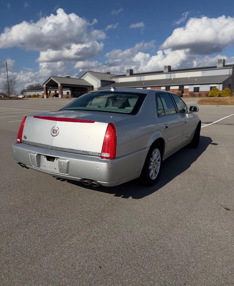 Cadillac DTS 4dr Sdn Luxury Collection 2011