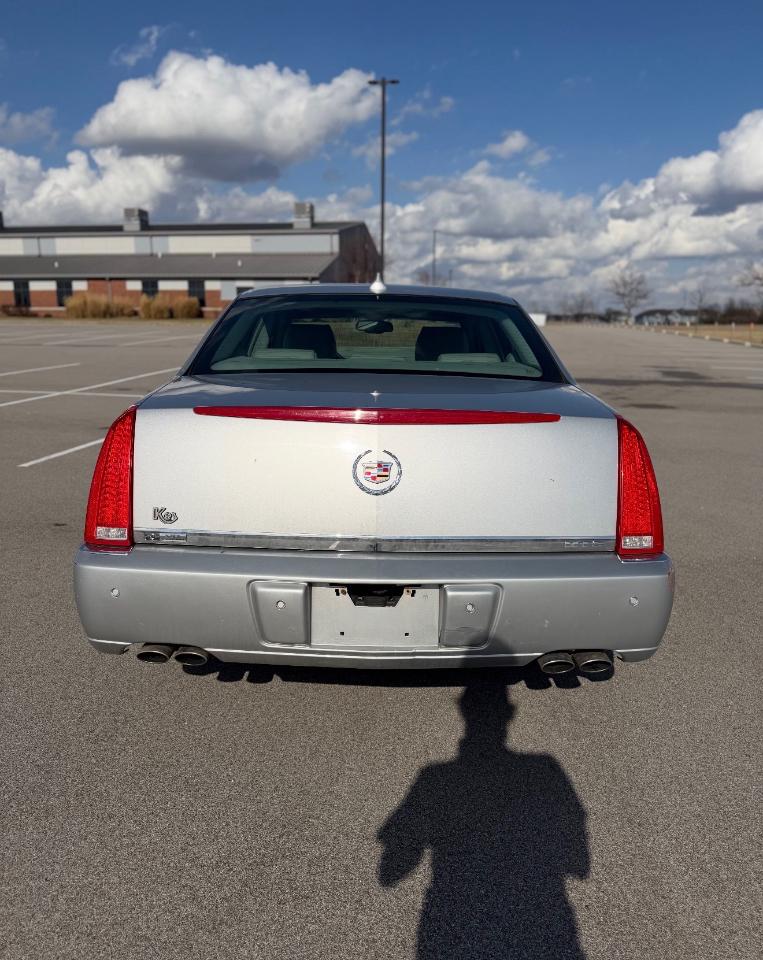 Cadillac DTS 4dr Sdn Luxury Collection 2011