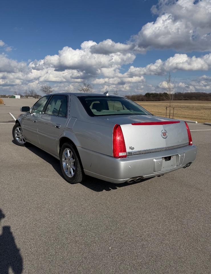 Cadillac DTS 4dr Sdn Luxury Collection 2011