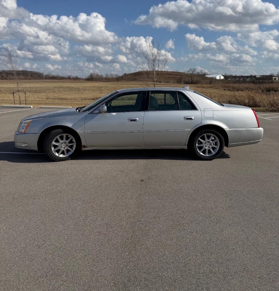 Cadillac DTS 4dr Sdn Luxury Collection 2011