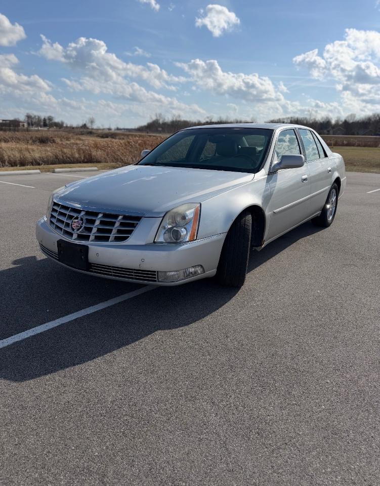 Cadillac DTS 4dr Sdn Luxury Collection 2011
