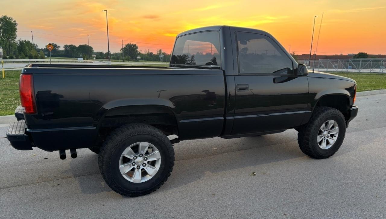 GMC 1/2 Ton Pickups Sportside 117.5" 4WD 1989