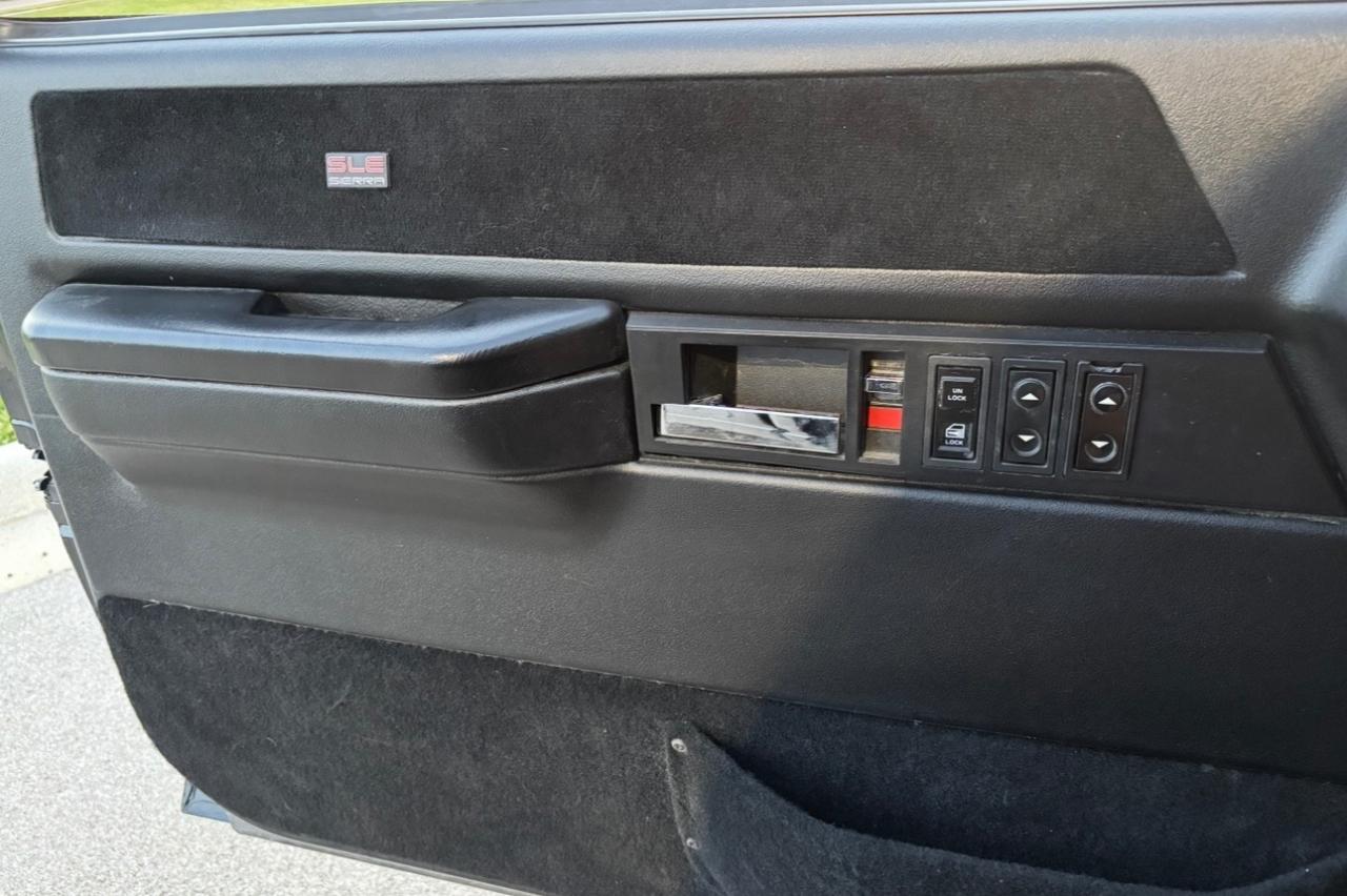 GMC 1/2 Ton Pickups Sportside 117.5" 4WD 1989