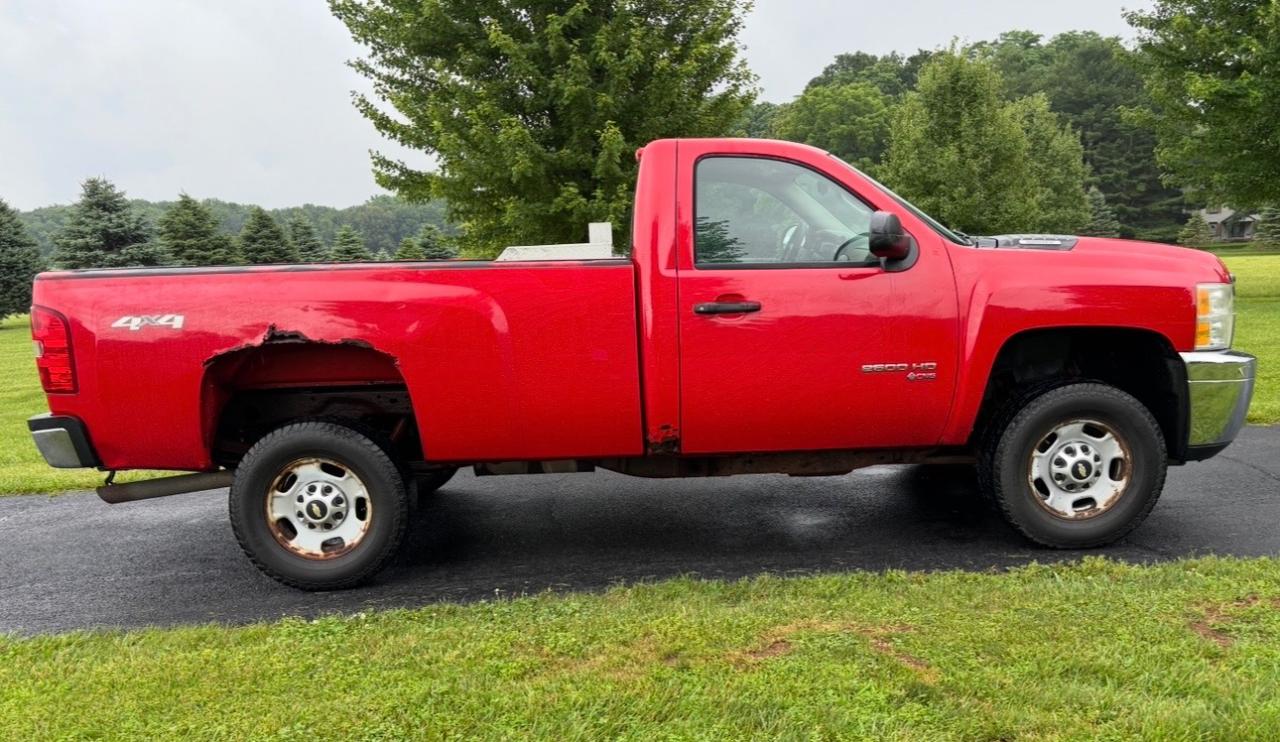 Chevrolet Silverado 2500HD 4WD Reg Cab 133.7" Work Truck 2011