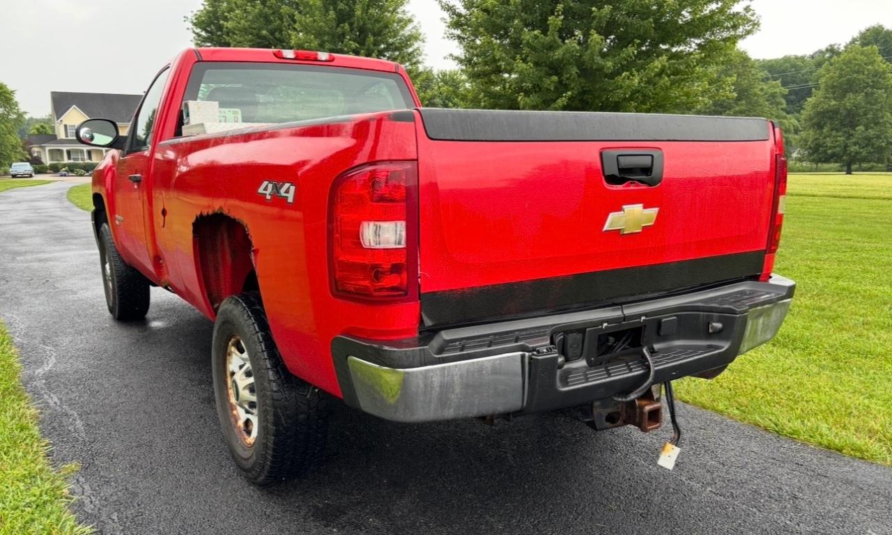 Chevrolet Silverado 2500HD 4WD Reg Cab 133.7" Work Truck 2011