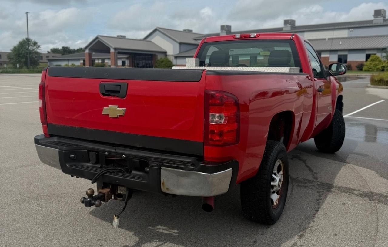 Chevrolet Silverado 2500HD 4WD Reg Cab 133.7" Work Truck 2011