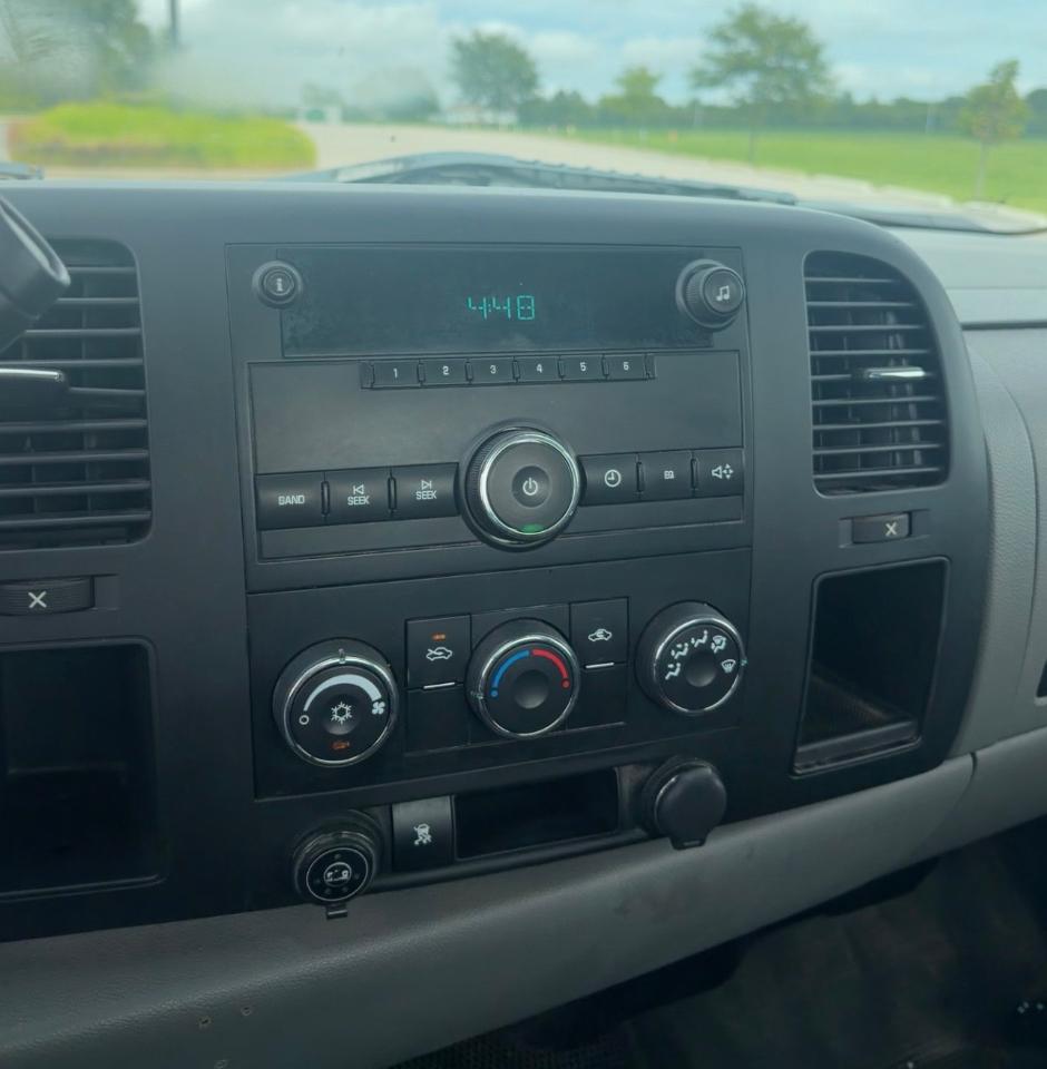 Chevrolet Silverado 2500HD 4WD Reg Cab 133.7" Work Truck 2011