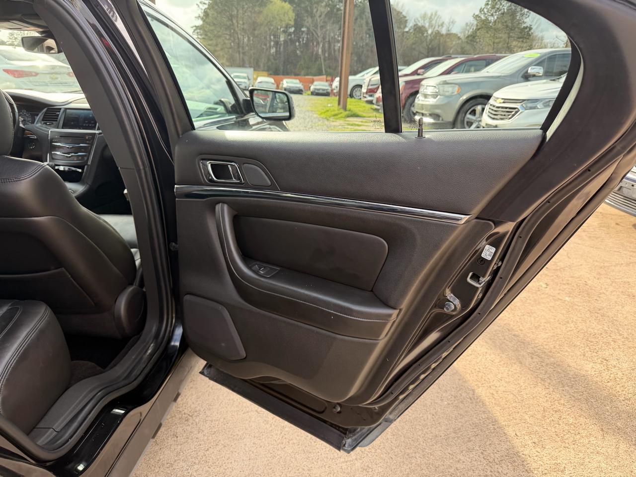 Lincoln MKS 4dr Sdn 3.7L FWD 2013