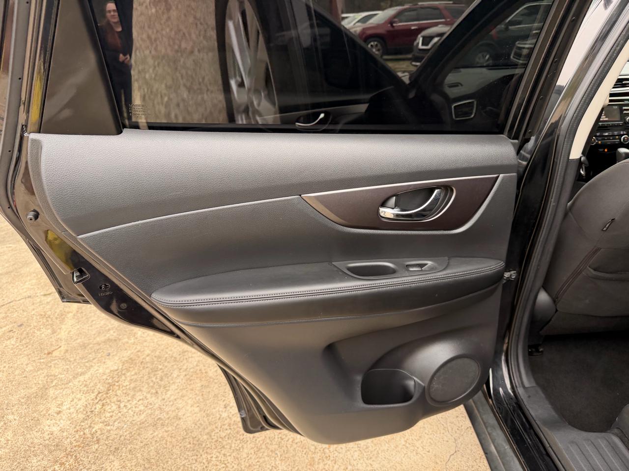 Nissan Rogue FWD 4dr SV 2016