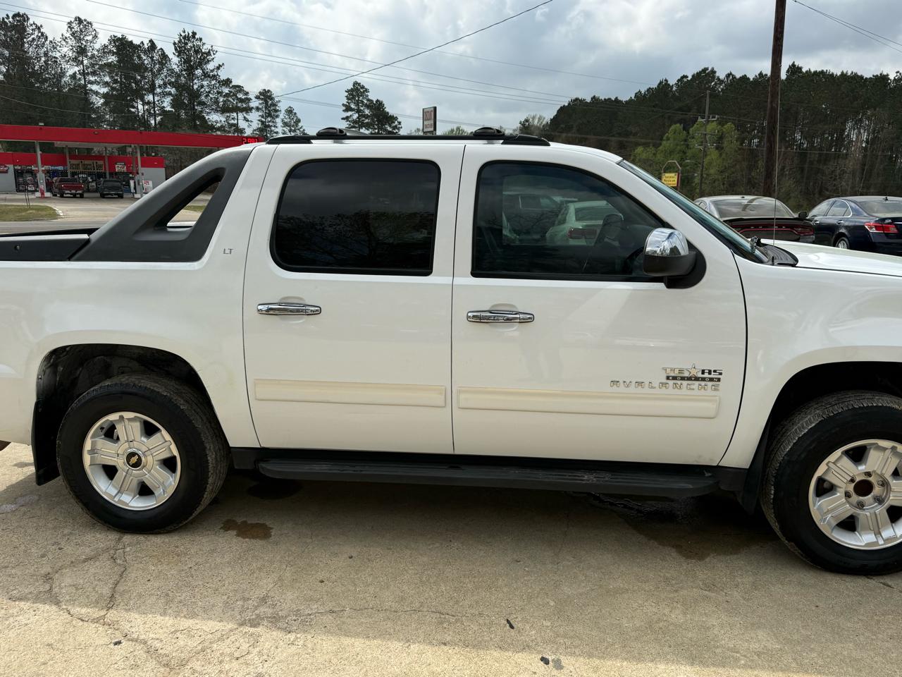 Chevrolet Avalanche 2WD Crew Cab LT 2011