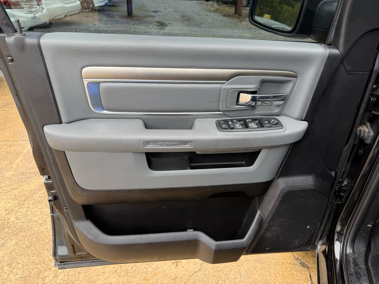 RAM 1500 Big Horn 4x4 Crew Cab 5'7" Box 2017