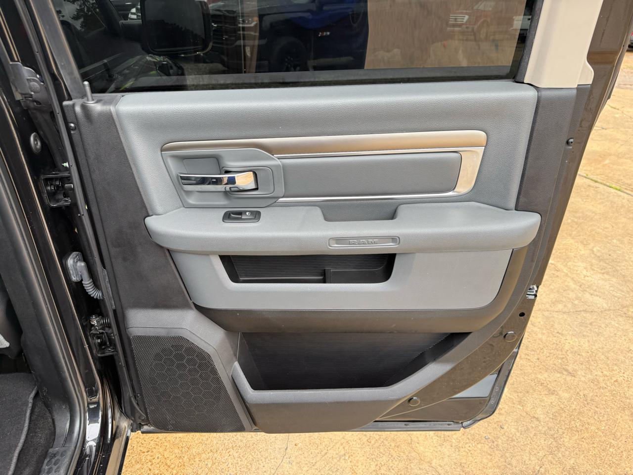 RAM 1500 Big Horn 4x4 Crew Cab 5'7" Box 2017