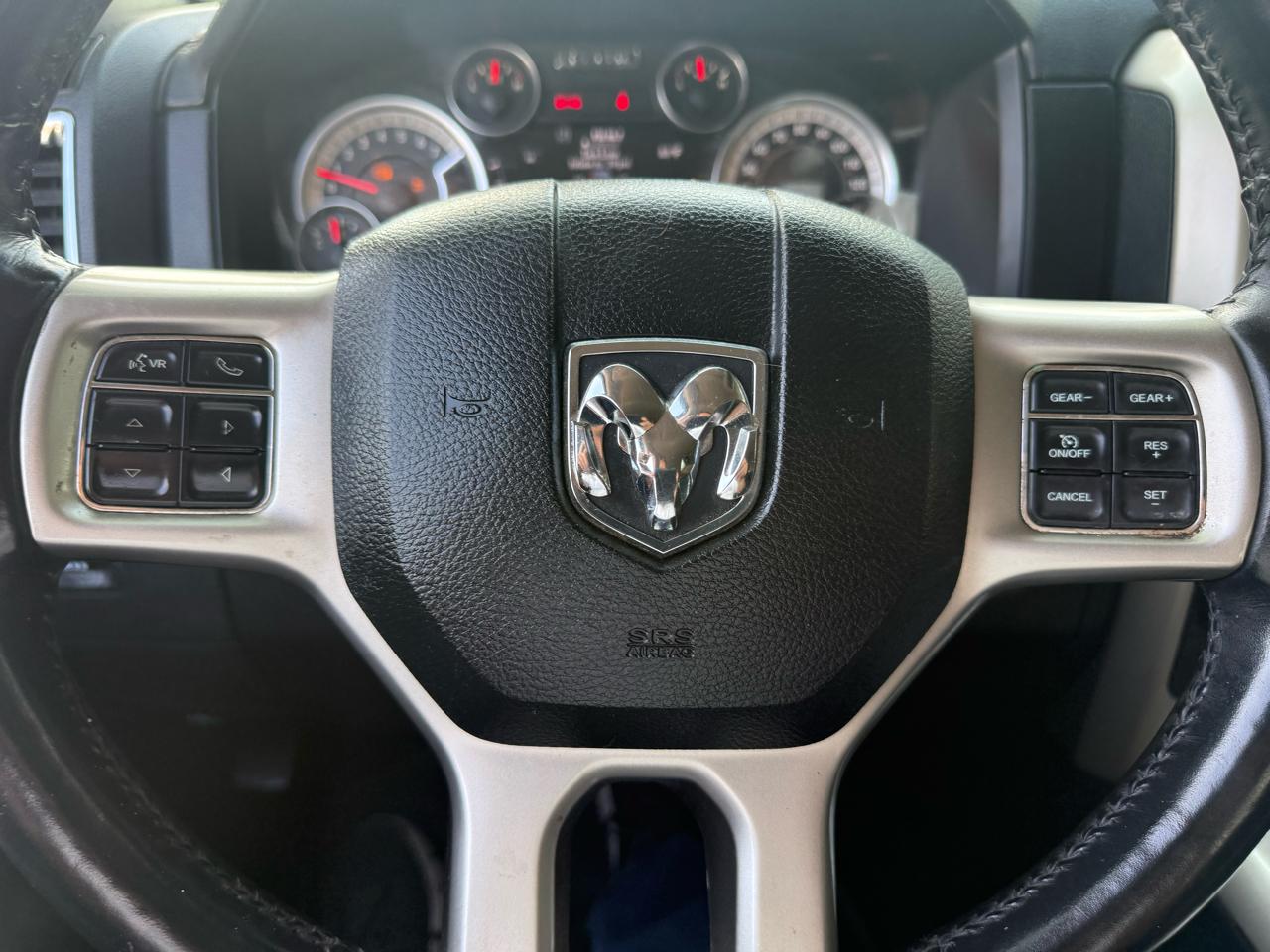 RAM 1500 4WD Crew Cab 140.5" Laramie 2014