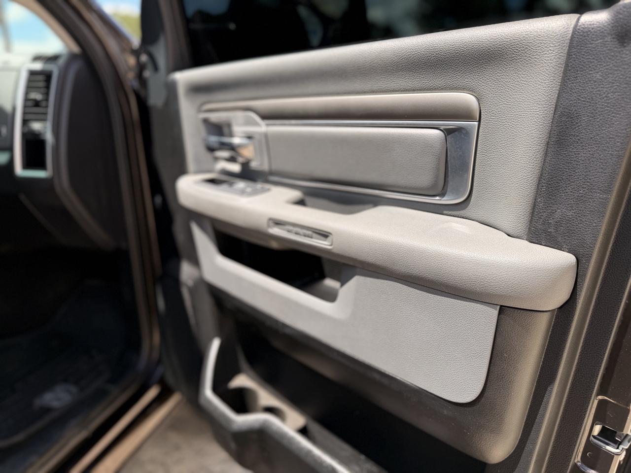RAM 1500 Lone Star Silver 4x4 Crew Cab 5'7" Box 2017