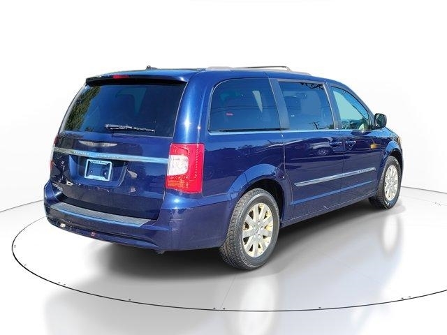 2014 Chrysler Town & Country Touring photo 4