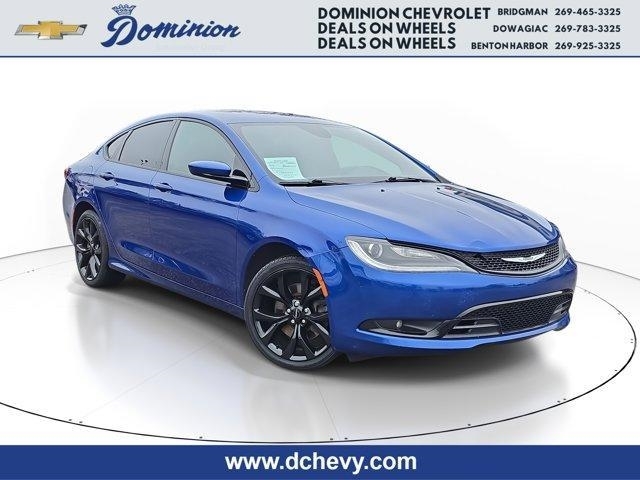 2016 Chrysler 200 S's photo