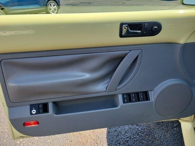 Volkswagen New Beetle  2004