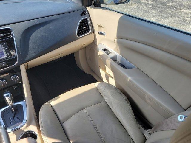 Chrysler 200  2013
