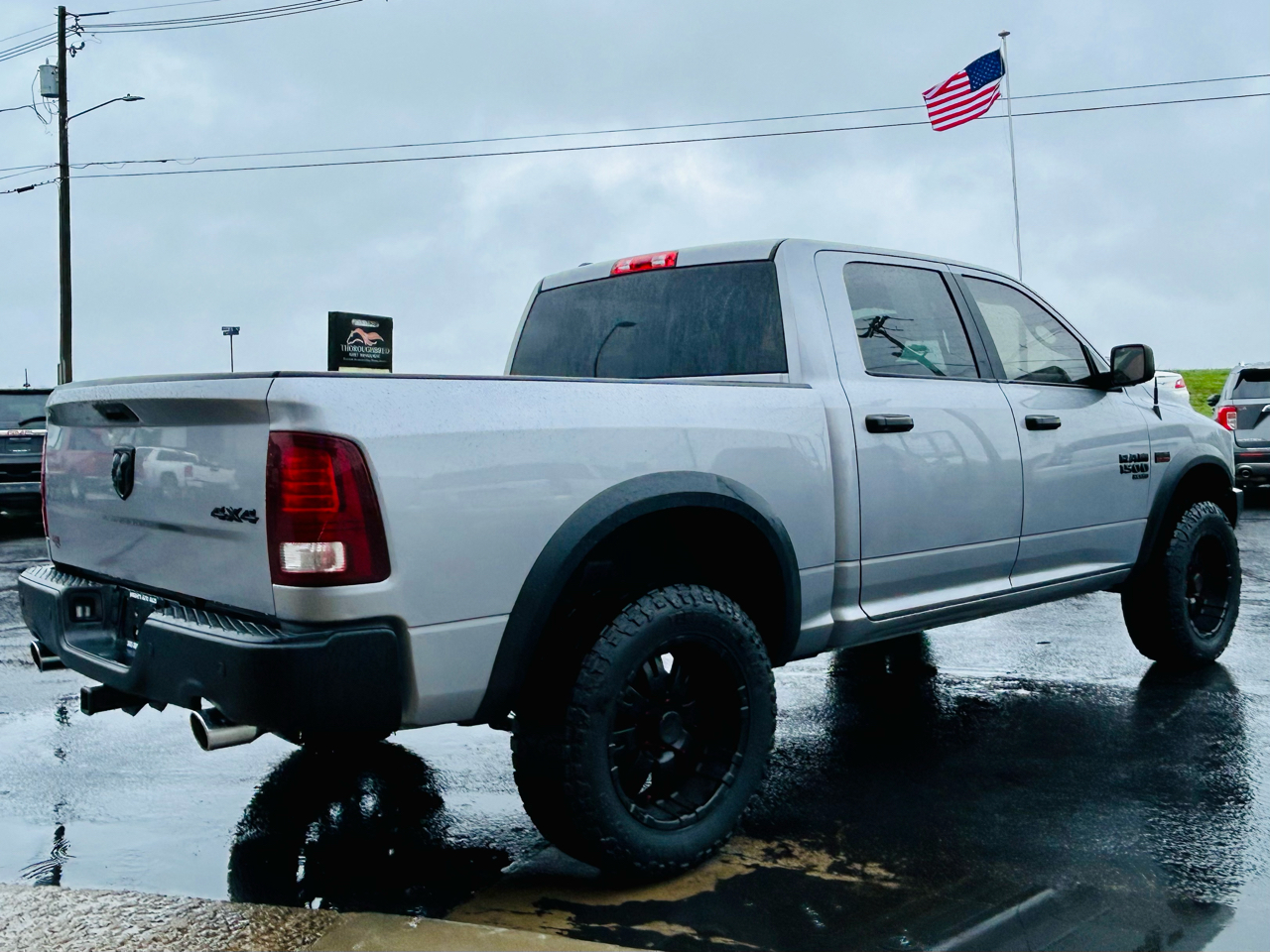 RAM 1500 Classic Warlock 4x4 Crew Cab 5'7" Box 2021 RAM 1500 Classic Warlock 4x4 Crew Cab 5'7" Box 2021