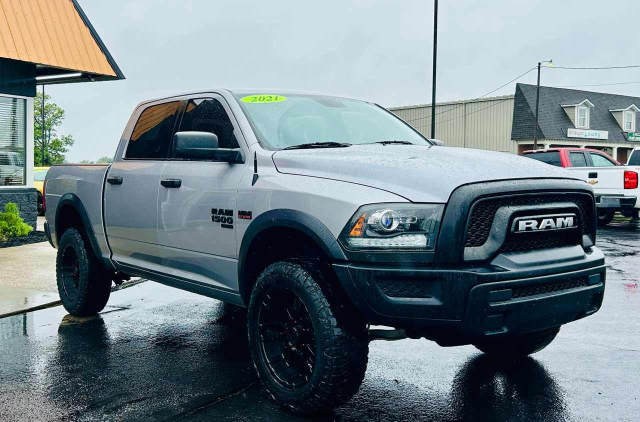 RAM 1500 Classic Warlock 4x4 Crew Cab 5'7" Box 2021 RAM 1500 Classic Warlock 4x4 Crew Cab 5'7" Box 2021