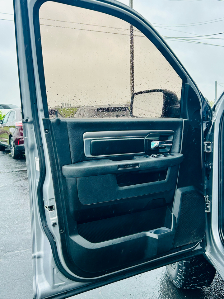 RAM 1500 Classic Warlock 4x4 Crew Cab 5'7" Box 2021 RAM 1500 Classic Warlock 4x4 Crew Cab 5'7" Box 2021