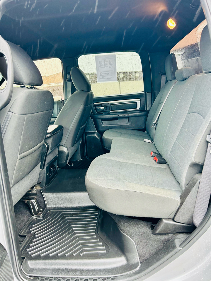 RAM 1500 Classic Warlock 4x4 Crew Cab 5'7" Box 2021 RAM 1500 Classic Warlock 4x4 Crew Cab 5'7" Box 2021