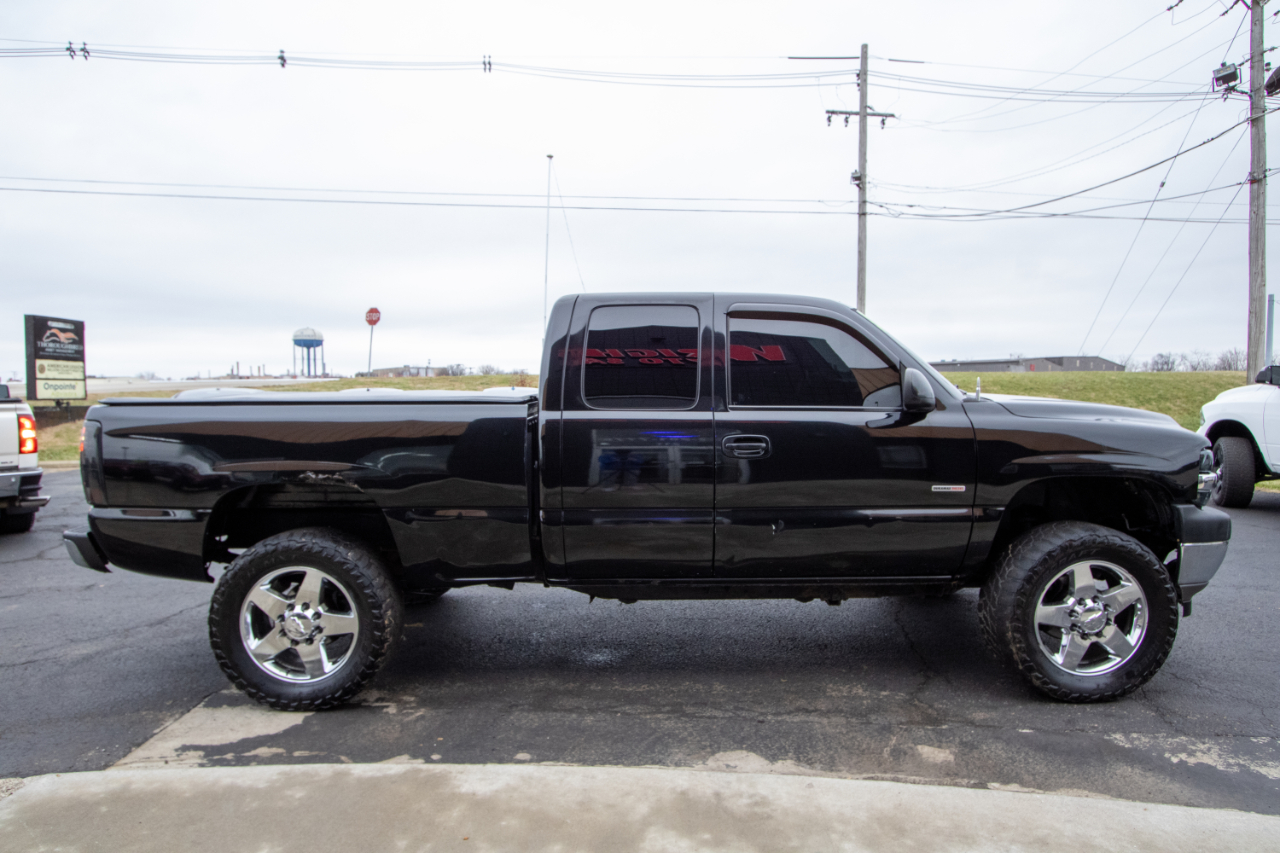 Chevrolet Silverado 2500HD Ext Cab 143.5" WB 4WD LT 2002