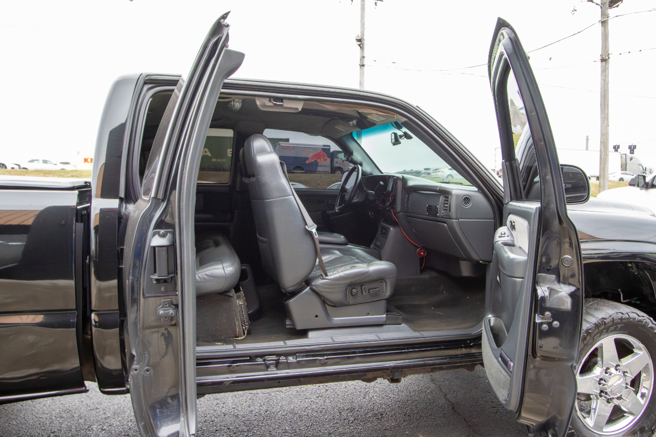 Chevrolet Silverado 2500HD Ext Cab 143.5" WB 4WD LT 2002