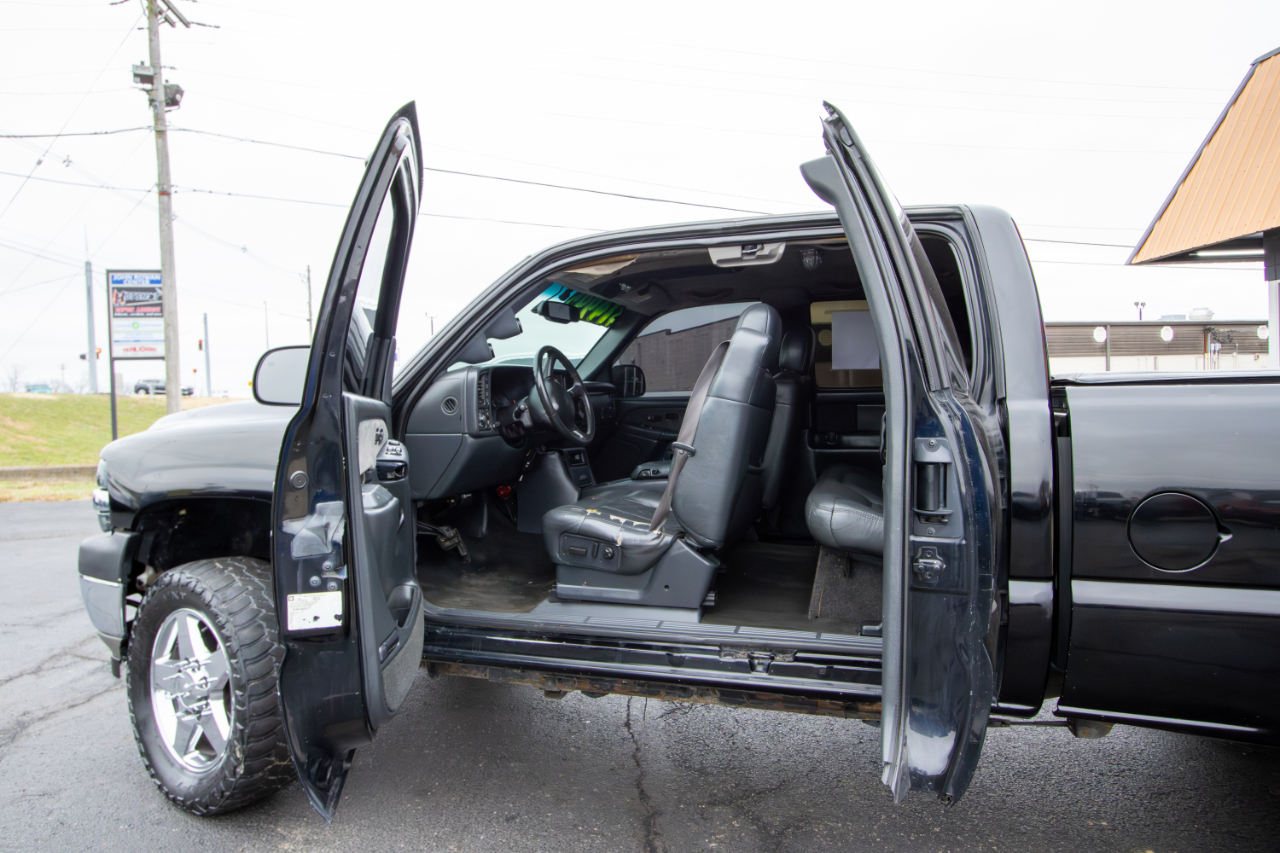 Chevrolet Silverado 2500HD Ext Cab 143.5" WB 4WD LT 2002
