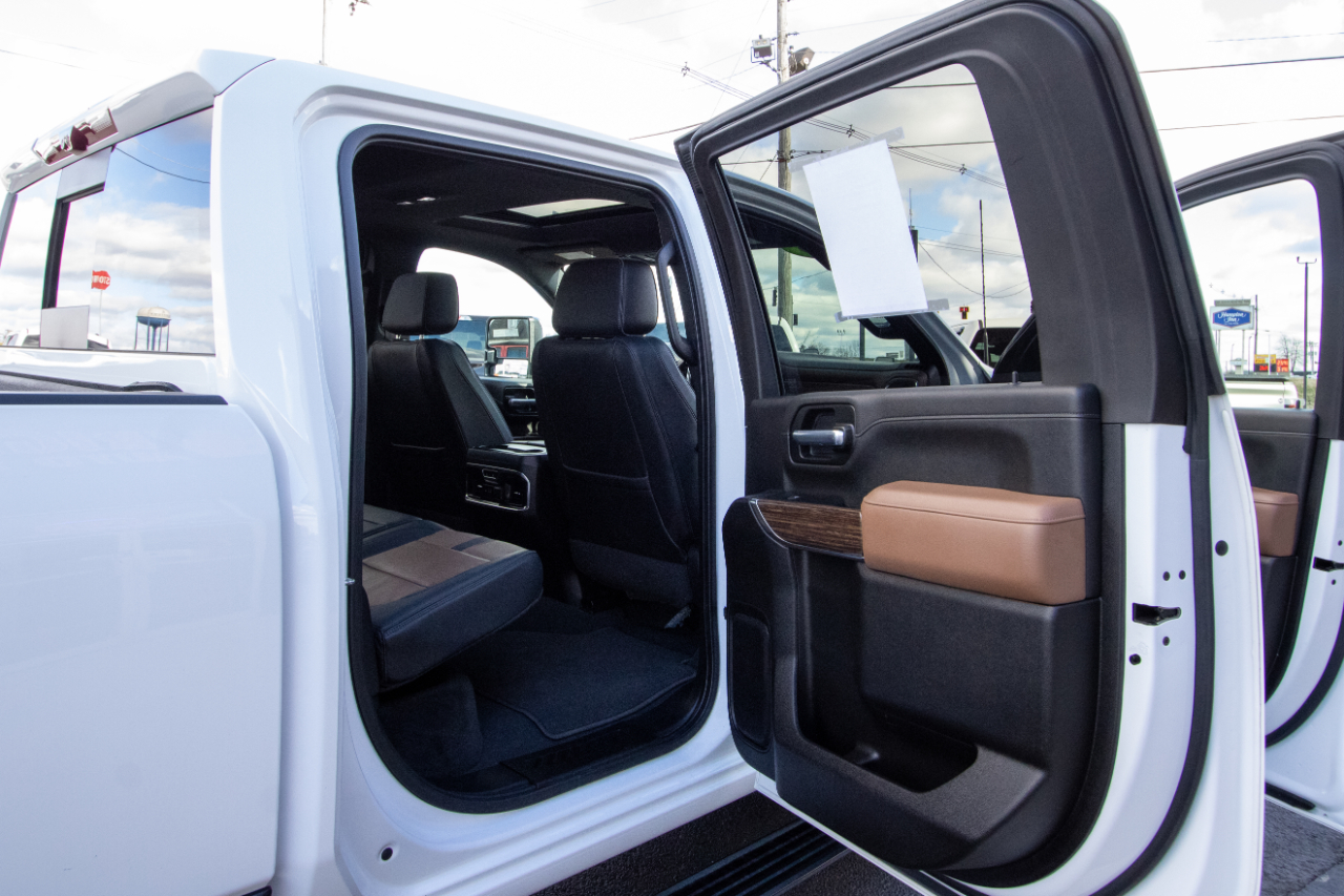 Chevrolet Silverado 3500HD 4WD Crew Cab 172" High Country 2023