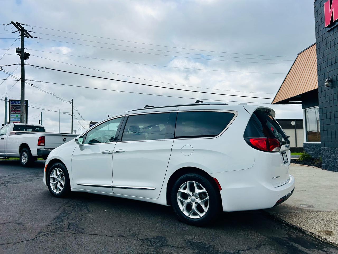 Chrysler Pacifica Limited FWD 2019
