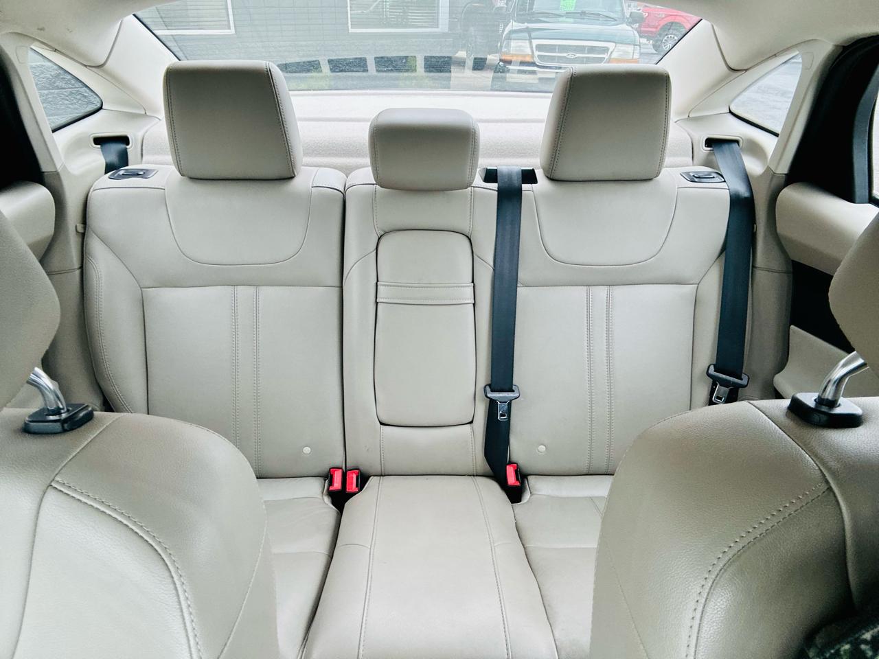 Ford Focus 4dr Sdn SEL 2012